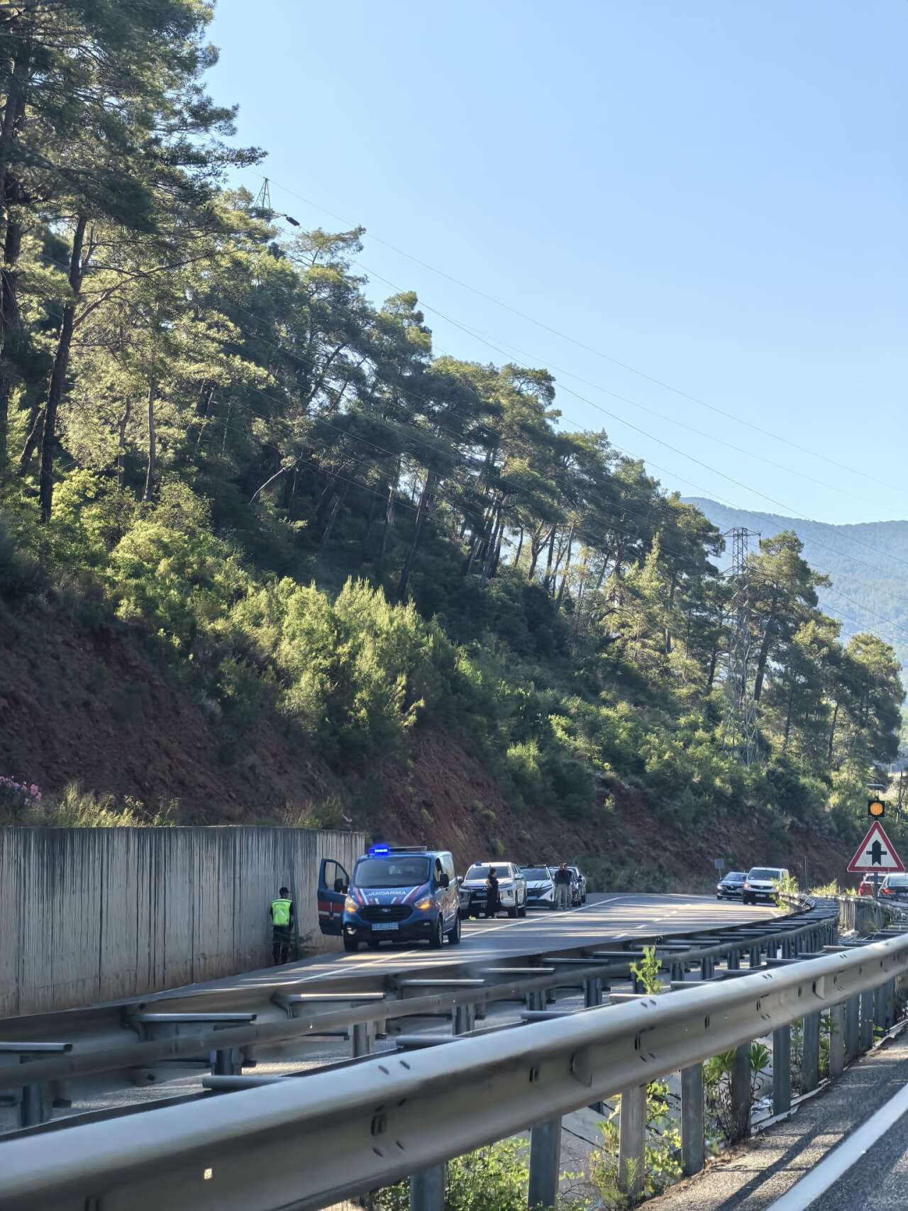 Muğla'da Mazot Tankeri Alev Aldı: Temizlik İşçilerinin Müdahalesi Alevlerin Ormana Sıçramasını Önledi 2